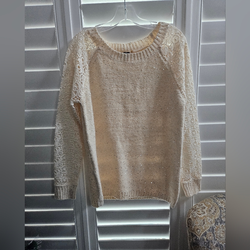 Elegant Cream Sweater with Lace Sleeves Size ML